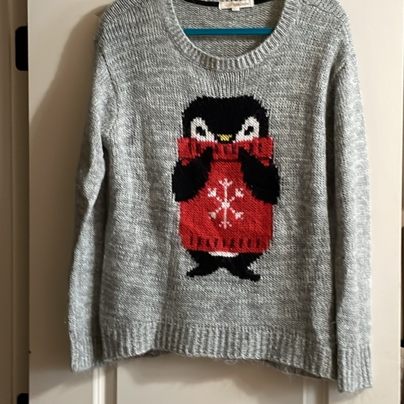 CUTE HOLIDAY SWEATER LOOSE KNIT XL GRAY W HOLIDAY PENGUIN “REWIND” - Picture 1 of 9